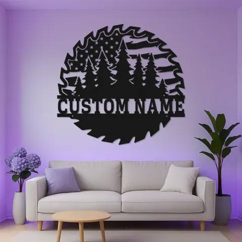 Personalisierte Metalltafel in Sägeblattform | LED-Wandkunst mit Wald & Flagge | Individuelles Namensschild für die Hütte | Geschenk für Outdoor-Fans alternative Ansicht
