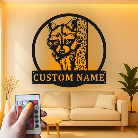 Vista alternativa di Insegna in metallo LED personalizzata con procione - Regalo per amanti della natura e decorazione per cabine rustiche