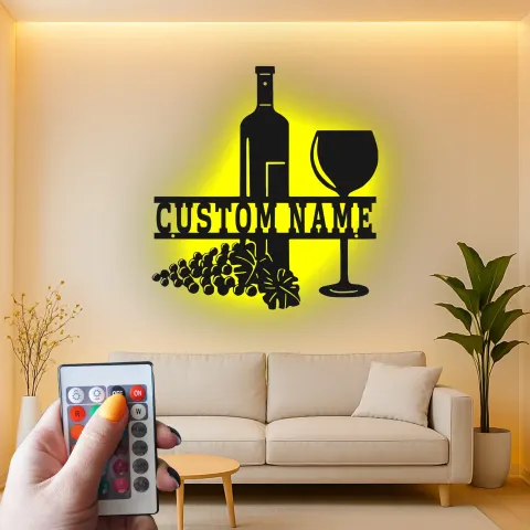 Vista alternativa di Insegna in metallo personalizzata per bottiglia di vino e bicchiere con luce LED - Regalo personalizzato per amanti del vino, decorazione per cucina o bar