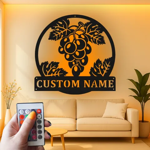 Vue alternative de Enseigne de vignoble personnalisée avec grappes de raisin | Décoration murale LED en métal pour cave à vin ou cuisine | Cadeau personnalisé pour amateur de vin