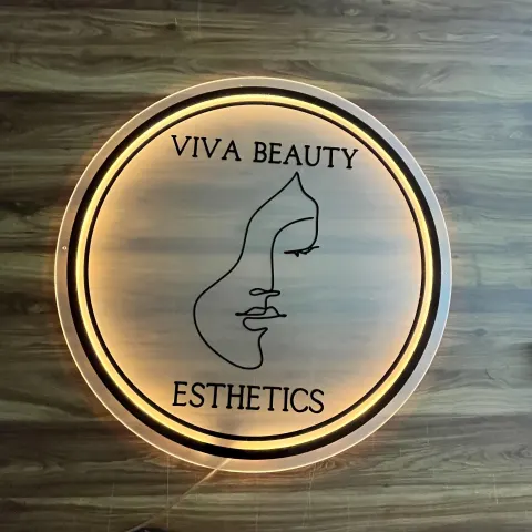 Personalisiertes LED-Neon-Schild | Frosted Acrylic Gold Mirror Geschäftsdécor | Premium Salon- & Büroschilder alternative Ansicht