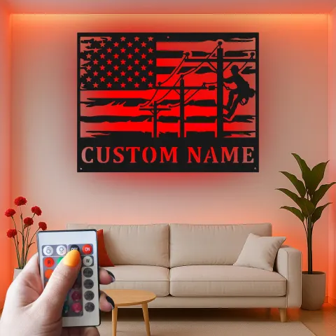Vista alternativa de Cartel de metal personalizado para liniero | Arte LED con bandera americana personalizada | Regalo para electricista y decoración patriótica para trabajador de servicios públicos