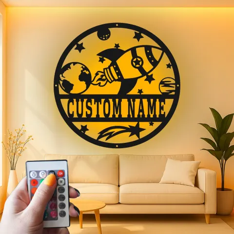 Vista alternativa di Insegna Personalizzata Astronave | Insegna in Metallo LED per Stanza dei Bambini | Decorazione per Nursery con Nome Personalizzato | Insegna Illuminata Spaziale