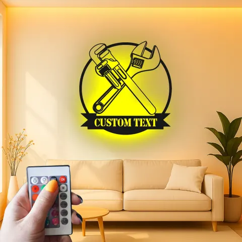 Vue alternative de Décoration murale en métal personnalisée avec éclairage LED Clé et Clé à Pipe Cadeau Personnalisé pour Mécaniciens Décor de Garage ou Atelier