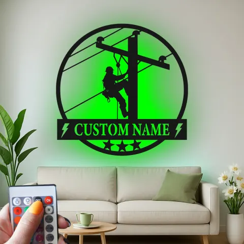Vue alternative de Décoration murale LED en métal Lineman | Cadeau personnalisé pour électricien | Plaque prénom sur mesure pour agent de réseau | Déco de man cave