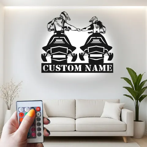 Vista alternativa de Cartel LED de Pareja en Motonieve | Arte mural de metal personalizado | Decoración de cabaña de invierno | Regalo de aventura para parejas