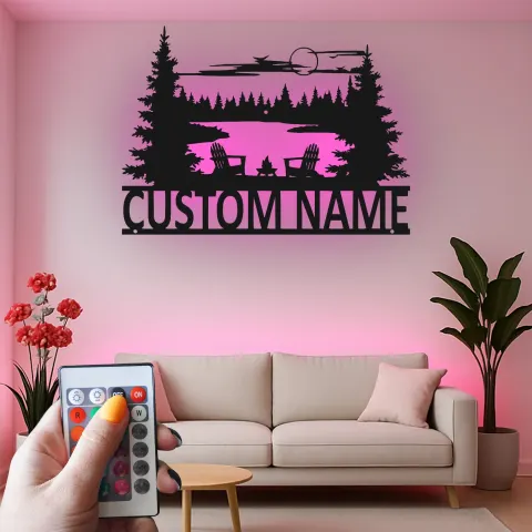 Vista alternativa di Insegna in metallo personalizzata per casa al lago | Arte murale in metallo LED con sedie Adirondack | Regalo decorativo per cabin