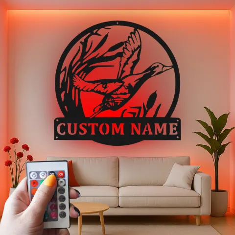 Vista alternativa di Insegna in metallo LED personalizzata con anatra in volo - Regalo per cacciatori, decorazione cabin o lodge rustico
