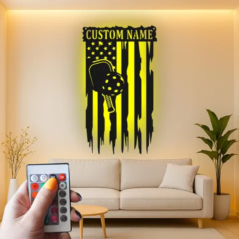 Vista alternativa de Cartel de bandera de pickleball personalizado | Arte mural LED de metal personalizado | Decoración deportiva patriótica para sala de juegos y gimnasio en casa
