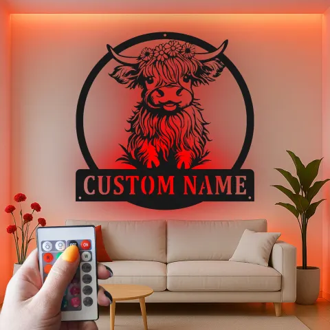 Vista alternativa de Decoración mural LED de metal con vaca de las Highlands | Cartel personalizado con nombre para decoración farmhouse | Regalo a medida para rancho y habitación infantil