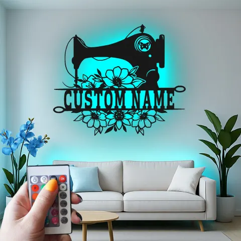 Personalisierte Nähmaschinen-Schild | LED Metall-Wandkunst | Individuelle Namens-Bastelzimmer-Dekoration | Geschenk für Schneiderin oder Mama alternative Ansicht