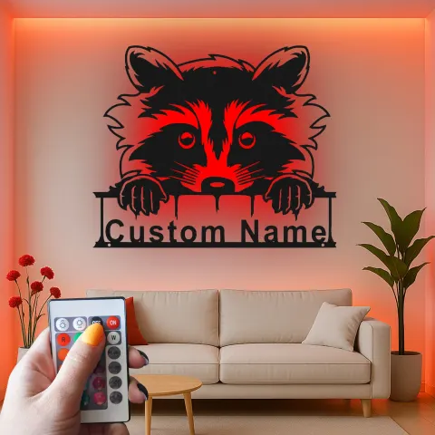 Vista alternativa di Insegna in metallo personalizzata con procione | Plaque LED con nome per nursery | Decorazione per stanza dei bambini a tema bosco | Arte murale personalizzata