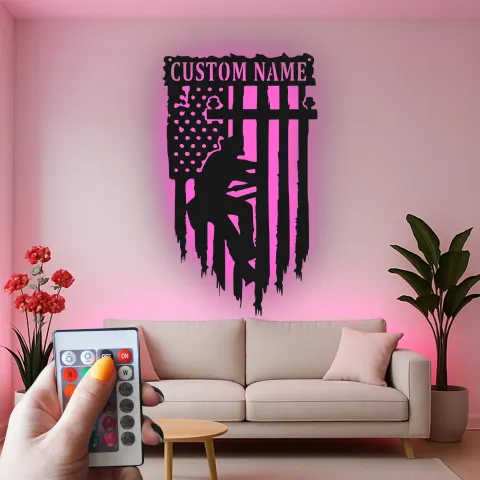 Vista alternativa de Cartel LED de liniero con bandera americana | Decoración mural de metal con nombre personalizado | Regalo patriótico para electricistas | Decoración para trabajador de servicios públicos