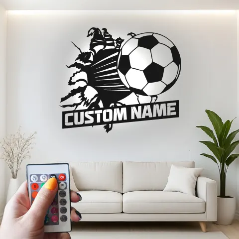 Vista alternativa de Cartel de nombre personalizado de fútbol | Arte mural LED de metal | Decoración deportiva personalizada para la habitación de los niños | Regalo para jugador de fútbol