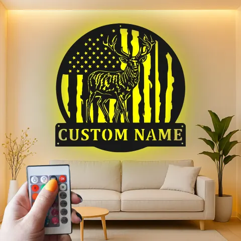 Vista alternativa di Insegna in metallo LED personalizzata con cervo e bandiera americana - Regalo per cacciatori - Decorazione per cabine rustiche