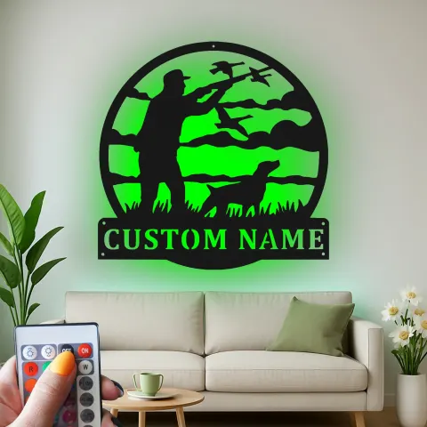 Vista alternativa de Cartel de metal personalizado con luz LED de cazador y perro, regalo personalizado para amantes de actividades al aire libre, decoración de man cave o cabaña