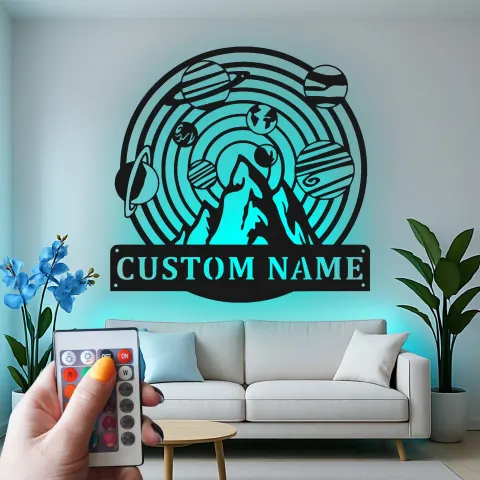 Vista alternativa de Decoración Mural de Metal del Sistema Solar Personalizada | Decoración LED Espacial y de Montañas | Cartel de Nombre Personalizado para Guardería u Oficina | Regalo para Amantes de la Astronomía