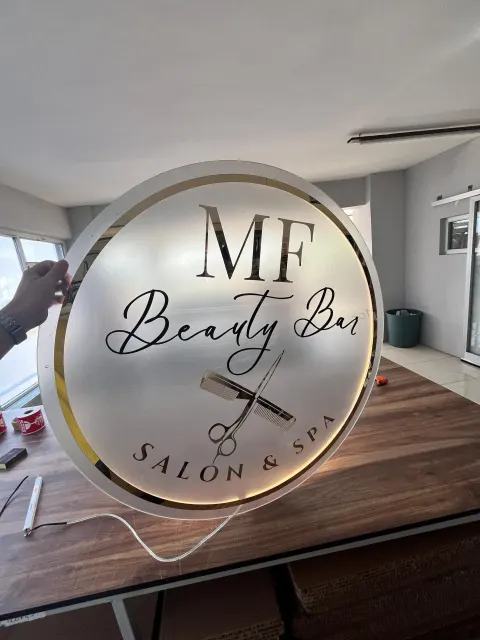 Personalisiertes LED-Neon-Schild | Frosted Acrylic Gold Mirror Geschäftsdécor | Premium Salon- & Büroschilder