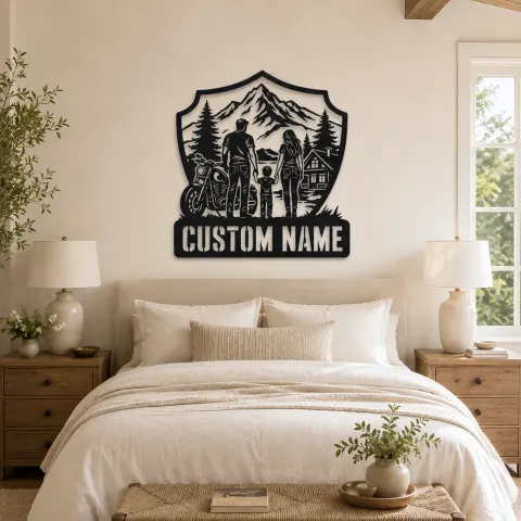 Vue alternative de Décoration murale en métal personnalisée pour une famille de trois avec moto et chalet en montagne