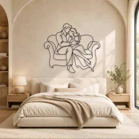 Vista alternativa di Insegna in Metallo Coppia Abbraccio sul Divano | Decorazione Romantica