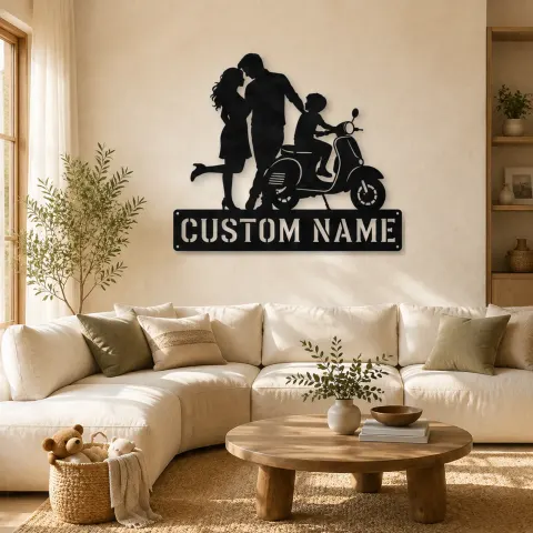 Décoration murale en métal personnalisée pour famille avec jeune pilote sur scooter