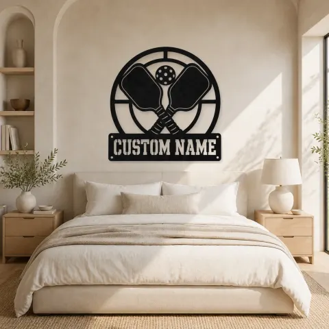 Vue alternative de Décoration murale en métal personnalisée avec raquettes de pickleball et lignes de court