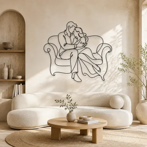 Insegna in Metallo Coppia Abbraccio sul Divano | Decorazione Romantica