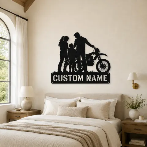 Vue alternative de Décoration murale en métal personnalisée pour famille avec moto tout-terrain et casques