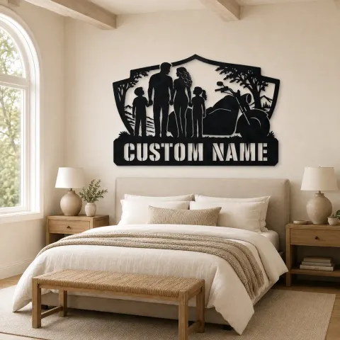 Vista alternativa de Cartel de metal personalizado de familia de cuatro con moto en paisaje