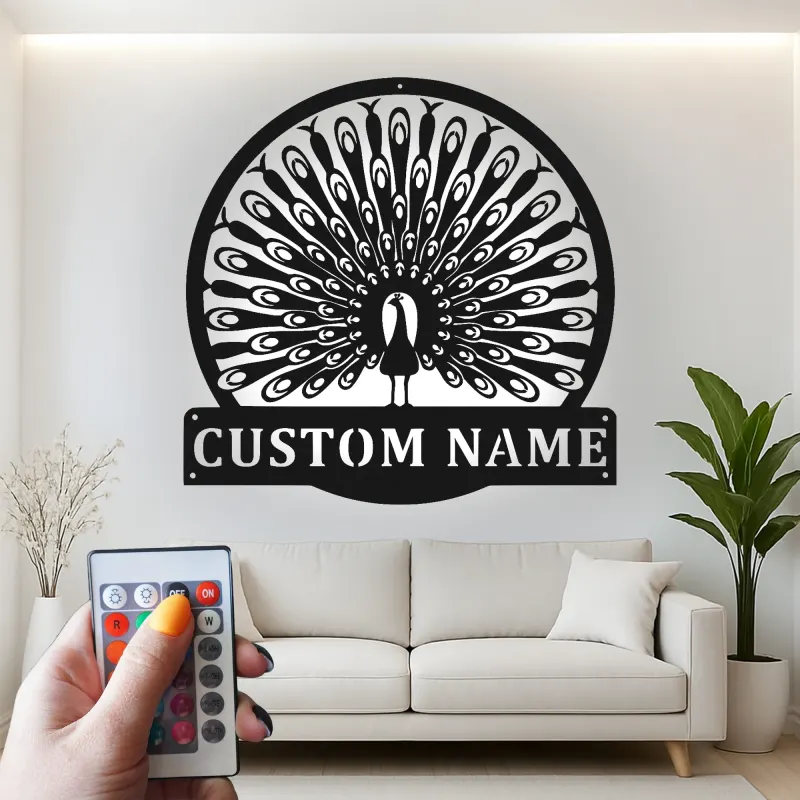 Arte Murale in Metallo LED con Pavone Personalizzato | Insegna con Nome per Soggiorno | Elegante Decorazione Art Deco per Uccelli e Regalo di Matrimonio