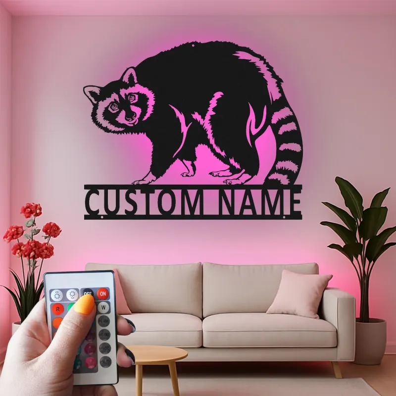 Insegna in Metallo Personalizzata con Procione e LED | Arte Murale Faunistica Personalizzata | Regalo per Amanti della Natura per Decorazioni di Cabin e Lodge