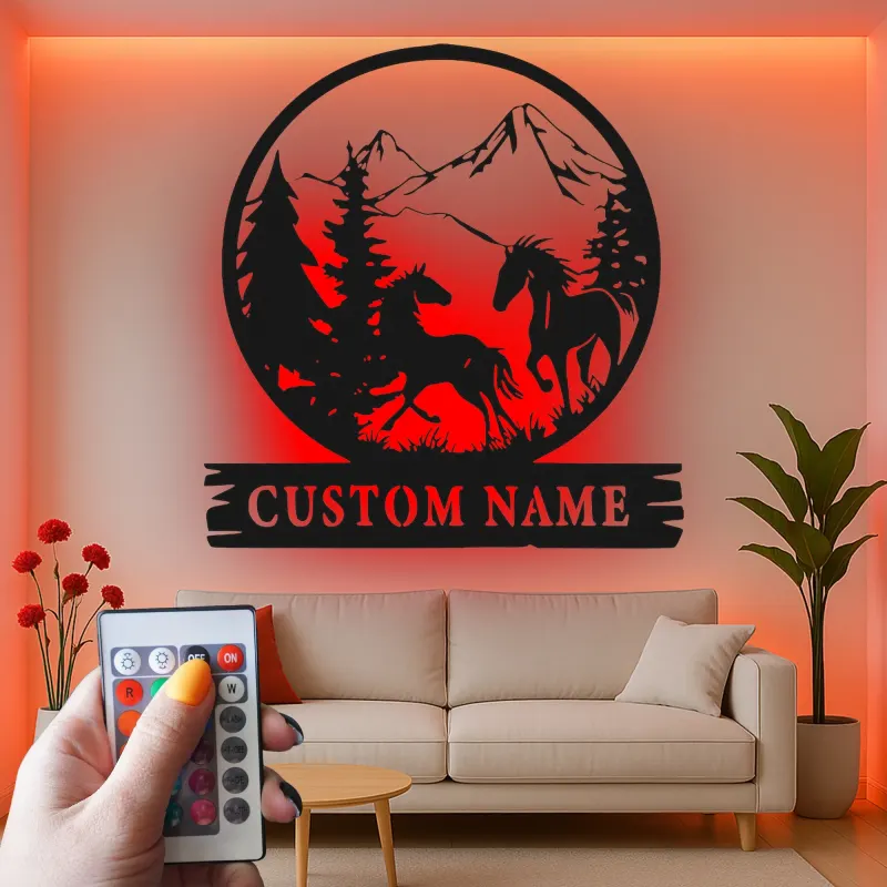 Insegna in metallo personalizzata con LED per cavallo | Arte murale per ranch personalizzata | Decorazione montana con cavalli in corsa per cabin e casa