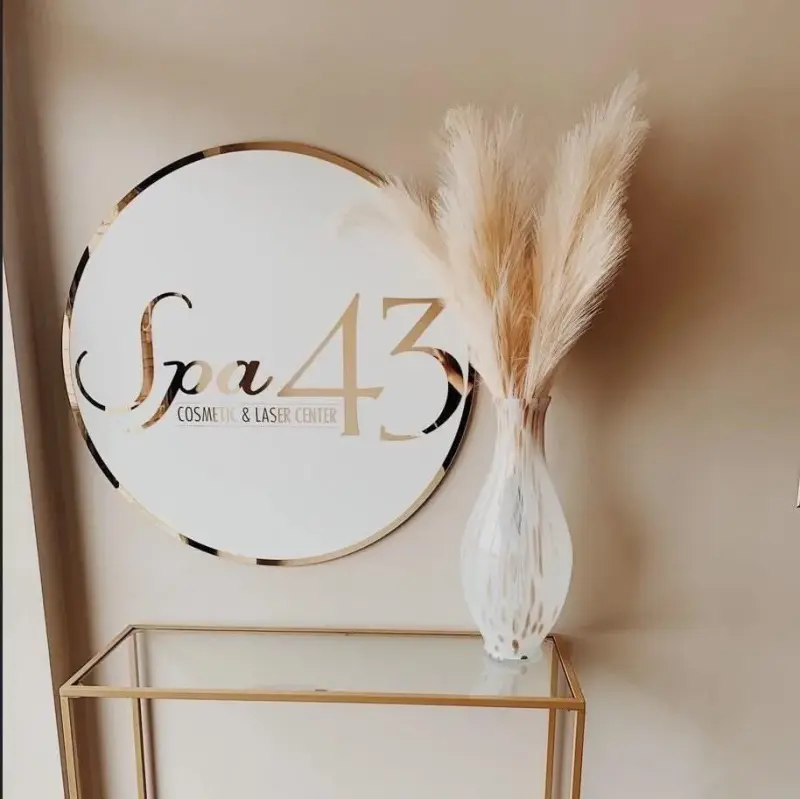 Insegna rotonda in acrilico stratificato personalizzata | Decorazione da parete per studio di bellezza personalizzata | Esposizione del logo dorato per branding di spa, studio di ciglia e unghie