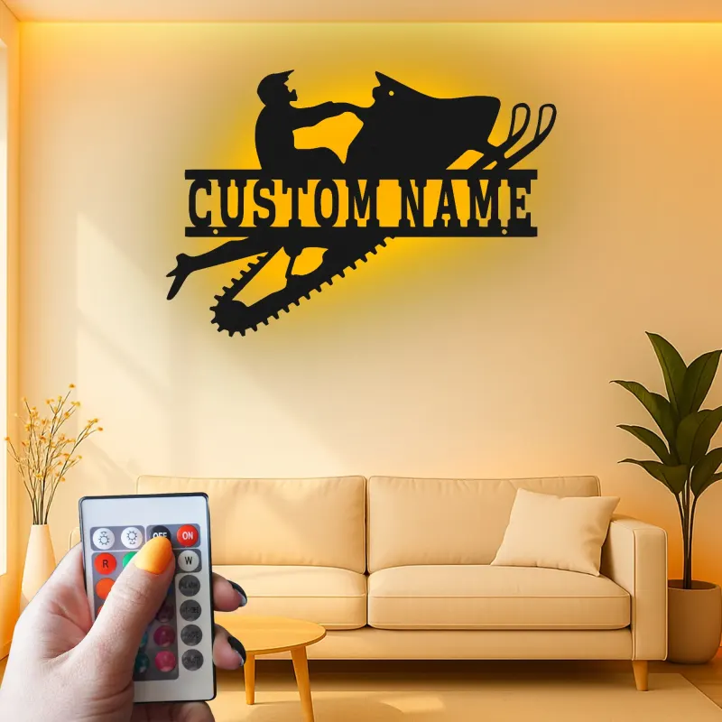 Cartel de metal personalizado para motorista de moto de nieve | Arte mural de metal LED | Decoración de deportes de invierno con nombre personalizado | Regalo para motorista de moto de nieve