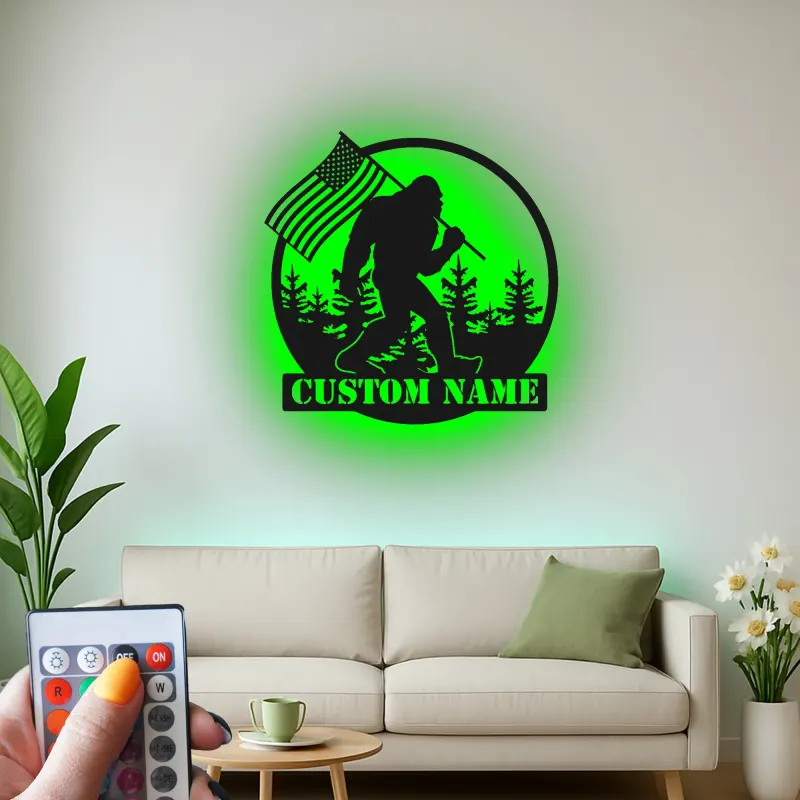 Personalisierte Bigfoot-Wandkunst mit amerikanischer Flagge und LED-Beleuchtung – Einzigartiges Geschenk für Outdoor-Enthusiasten, Hütten- oder Man-Cave-Dekor
