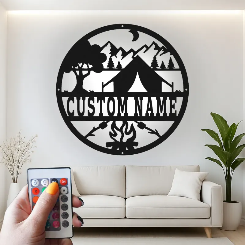 Insegna in metallo personalizzata con scena di campeggio e LED per decorare cabine o RV