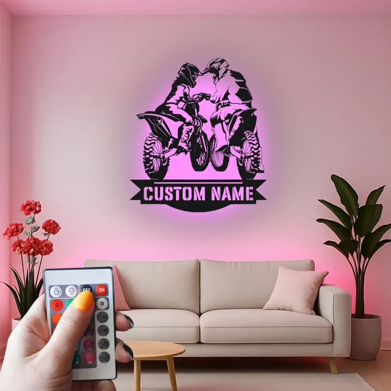 Décoration murale en métal personnalisée pour couple de motocross avec rétroéclairage LED - Cadeau personnalisé pour motards, garage ou décoration de man cave