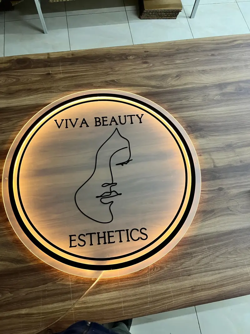 Personalisiertes LED-Neon-Schild | Frosted Acrylic Gold Mirror Geschäftsdécor | Premium Salon- & Büroschilder