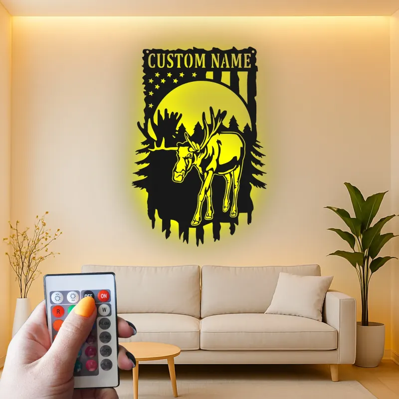 Arte Murale in Metallo Personalizzata con Alce | Insegna Faunistica LED per Decorazione Rustica | Regalo Personalizzato per Cacciatori con Bandiera Americana