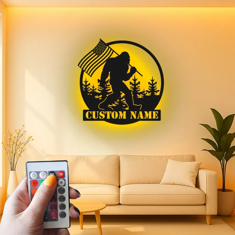 Personalisierte Bigfoot-Wandkunst mit amerikanischer Flagge und LED-Beleuchtung – Einzigartiges Geschenk für Outdoor-Enthusiasten, Hütten- oder Man-Cave-Dekor