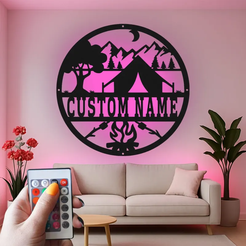 Insegna in metallo personalizzata con scena di campeggio e LED per decorare cabine o RV
