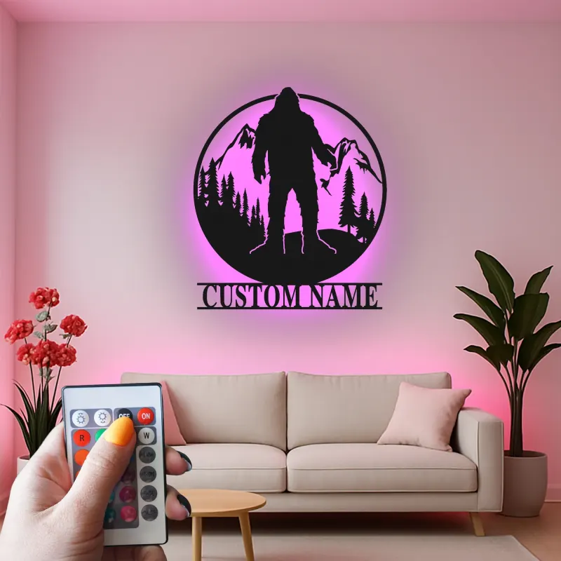Insegna in metallo personalizzata Bigfoot Mountain Scene con luce LED regalo unico per appassionati di outdoor decor per cabine o lodge