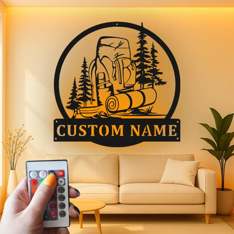 Cartel de metal personalizado con mochila de senderismo y luz LED, regalo para entusiastas del aire libre, decoración de aventura para cabaña o refugio