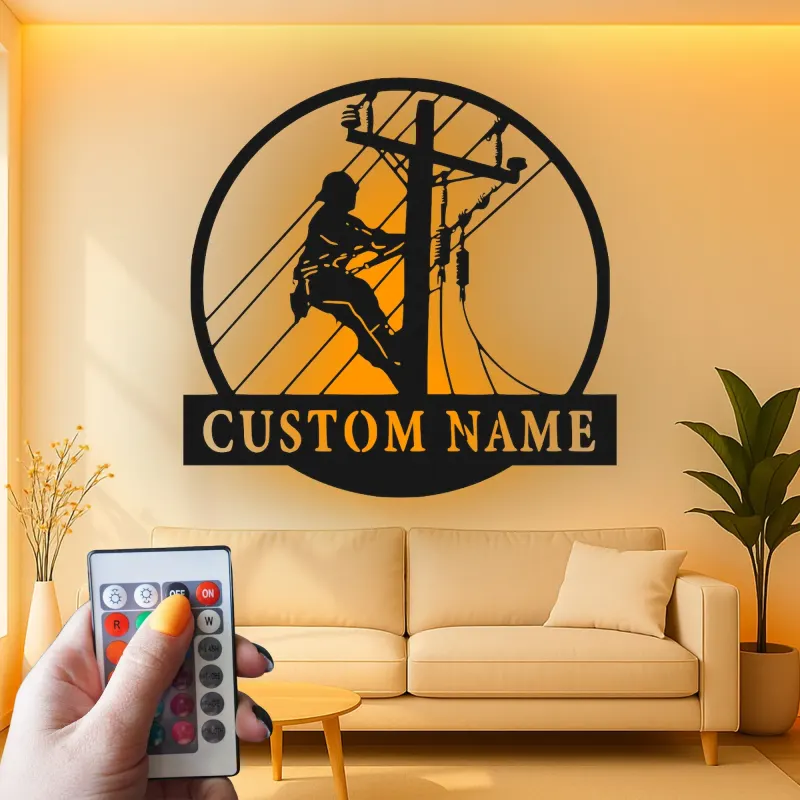 Décoration murale LED en métal Lineman | Silhouette d’électricien personnalisée | Panneau prénom sur mesure pour agent de réseau | Déco powerline