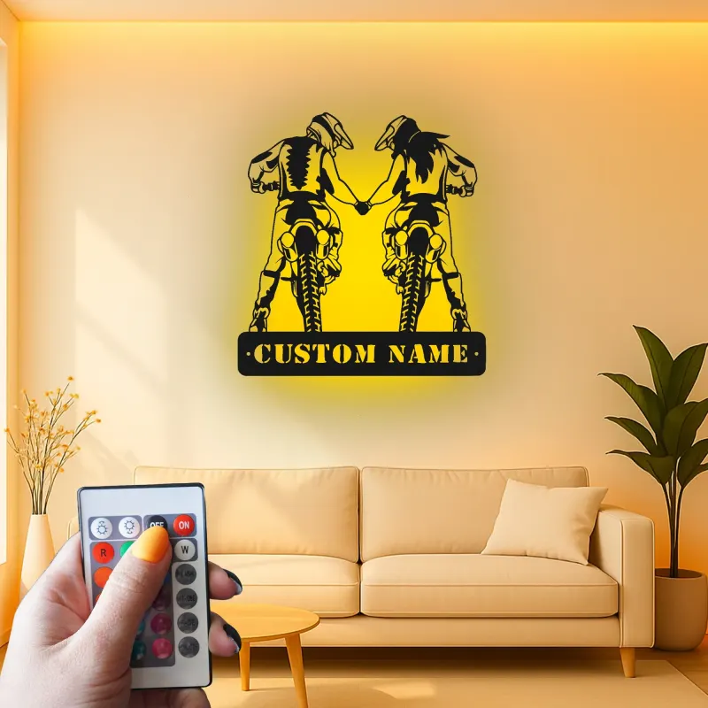 Insegna in metallo personalizzata coppia di motociclisti con luce LED regalo unico per motociclisti, decorazione per garage o man cave