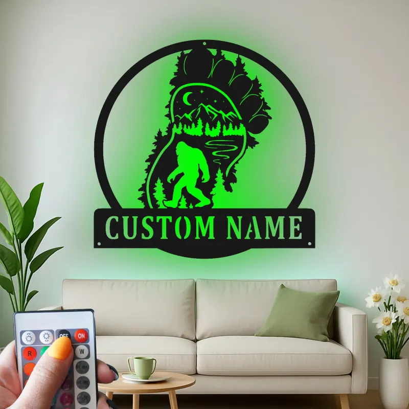 Insegna in metallo personalizzata Bigfoot Forest con luce LED regalo per appassionati di outdoor decor per cabine o man cave