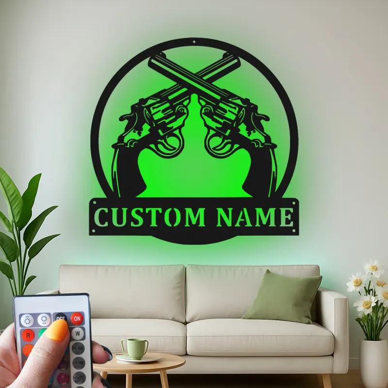 Personalisierte Metalltafel mit gekreuzten Revolvern | LED-beleuchtete Wandkunst für den Männerraum | Vintage Waffenzimmer Dekor | Einzigartiges Geschenk für Ihn