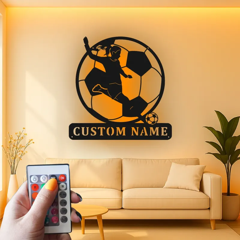 Insegna in metallo personalizzata per calciatrice | Decorazione LED per camera ragazza | Arte da parete per atleta | Regalo calcio per lei