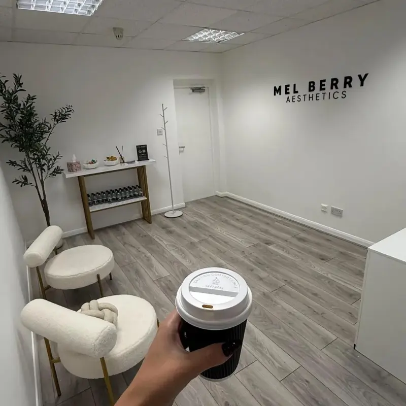Panneau d'entreprise en métal noir mat | Signalétique de réception en 3D découpée au laser personnalisée | Branding pour salon et clinique | Signalétique murale moderne
