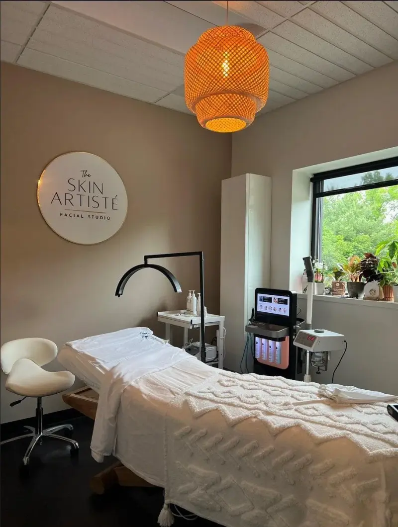 Custom Round Acrylic & Metal Salon Logo Sign | Personalized Business Name Signage for Spa & Beauty Studio Decor